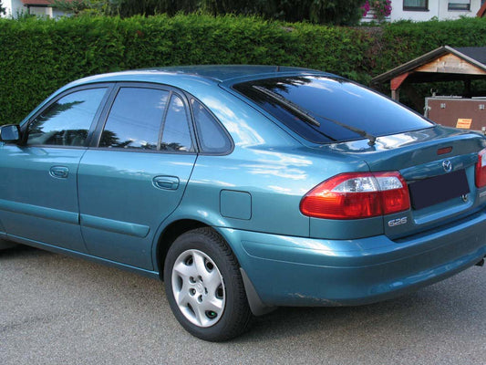 Tönungsfolie passgenau zugeschnitten und professionell montiert auf Mazda 626 – Beispiel mit FVB Carbon Folie