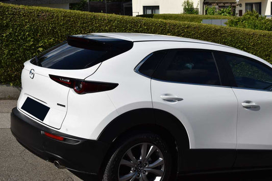 Tönungsfolie passgenau zugeschnitten und professionell montiert auf Mazda  CX-30 – Beispiel mit FVB Carbon Folie