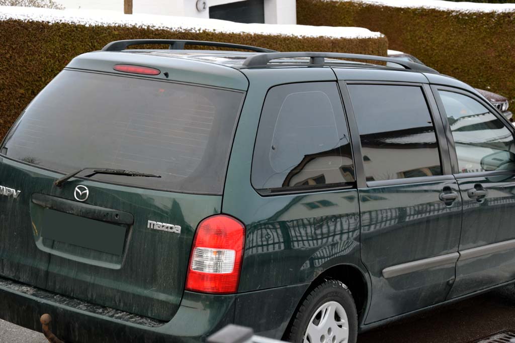 Tönungsfolie passgenau zugeschnitten und professionell montiert auf MazdaMPV II – Beispiel mit FVB Carbon Folie