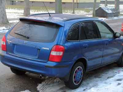Tönungsfolie passgenau zugeschnitten und professionell montiert auf Mazda 323F – Beispiel mit FVB Carbon Folie