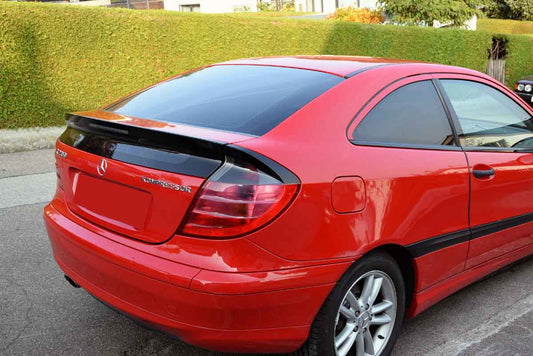 Tönungsfolie passgenau zugeschnitten und professionell montiert auf Mercedes C-Klasse Couoe CL203 – Beispiel mit FVB Carbon Folie