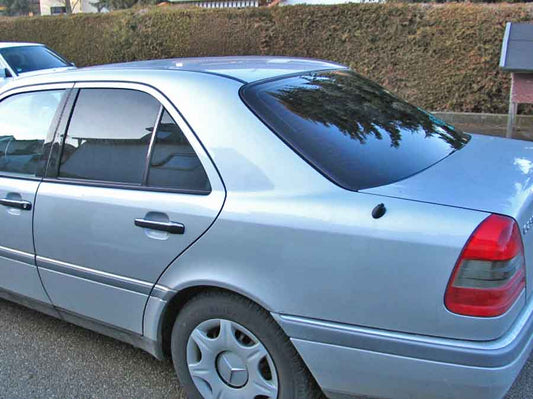 Tönungsfolie passgenau zugeschnitten und professionell montiert auf Mercedes C-Klasse W202  – Beispiel mit FVB Ceramic Folie
