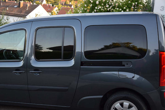 Tönungsfolie passgenau zugeschnitten und professionell montiert auf Mercedes Citan Tourer – Beispiel mit FVB Carbon Folie