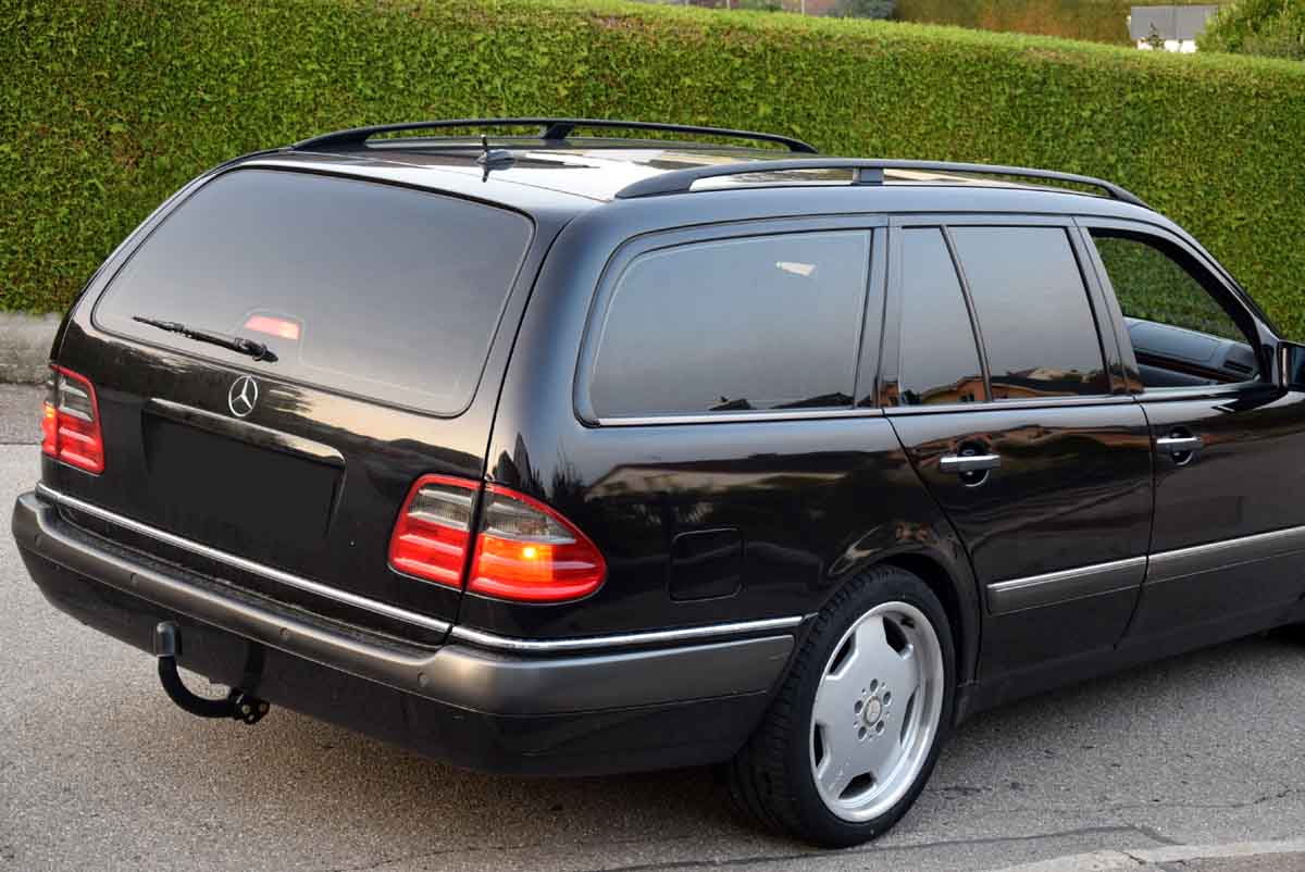 Tönungsfolie passgenau zugeschnitten und professionell montiert auf Mercedes E Klasse S210  – Beispiel mit FVB Ceramic Folie