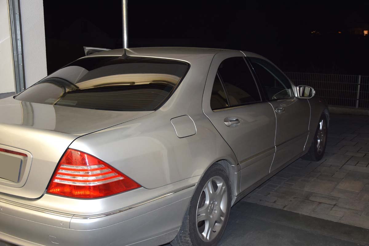 Tönungsfolie passgenau zugeschnitten und professionell montiert auf Mercedes S Klasse W220 kurz  – Beispiel mit FVB Ceramic Folie