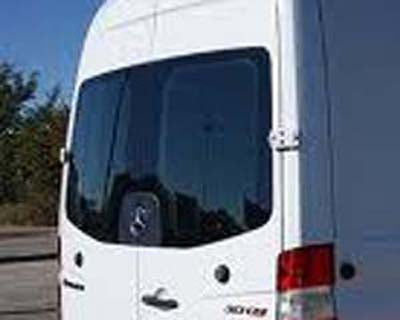 Tönungsfolie passgenau zugeschnitten und professionell montiert auf Mercedes Sprinter Hecktüren – Beispiel mit FVB Carbon Folie
