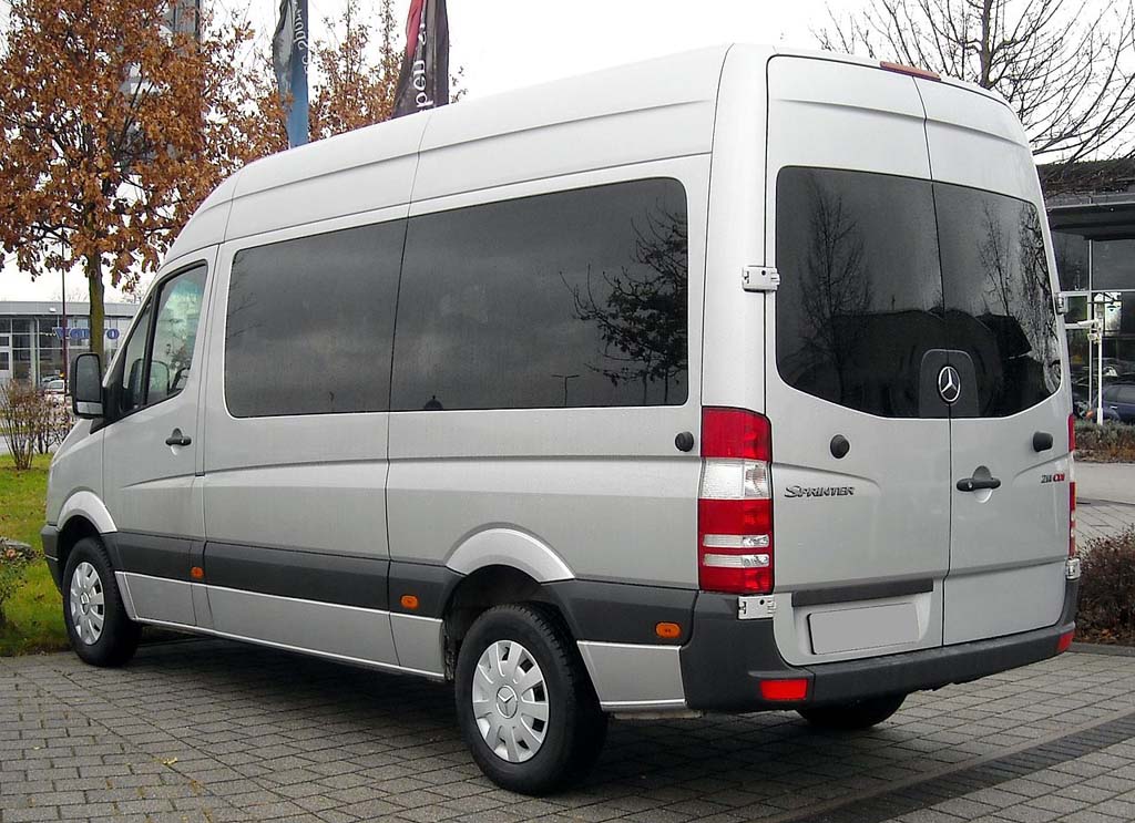 Tönungsfolie passgenau zugeschnitten und professionell montiert auf Mercedes Sprinter l2 – Beispiel mit FVB Carbon Folie