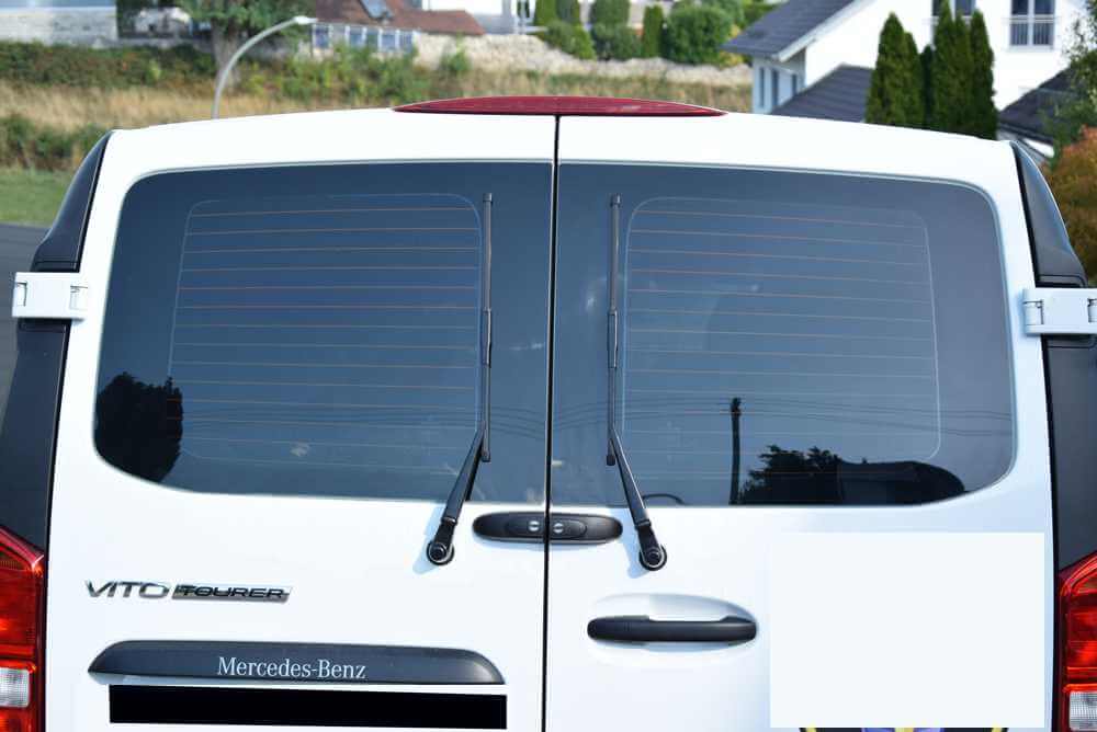 Tönungsfolie passgenau zugeschnitten und professionell montiert auf Mercedes Vito W447 Hecktüren – Beispiel mit FVB Carbon Folie