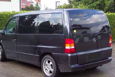 Tönungsfolie passgenau zugeschnitten und professionell montiert auf Mercedes Vito W638 – Beispiel mit FVB Carbon Folie