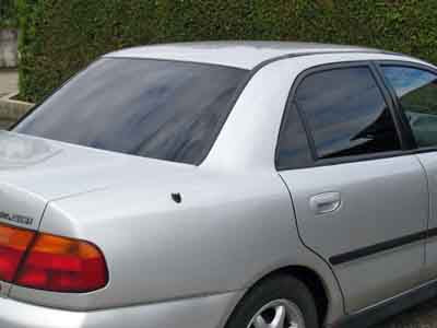 Tönungsfolie passgenau zugeschnitten und professionell montiert auf Mitsubishi Carisma – Beispiel mit FVB Carbon Folie