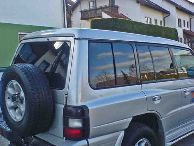 Tönungsfolie passgenau zugeschnitten und professionell montiert auf Nissan Pajero – Beispiel mit FVB Carbon Folie