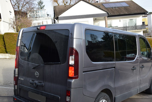 Tönungsfolie passgenau zugeschnitten und professionell montiert auf Nissan NV300 – Beispiel mit FVB Carbon Folie
