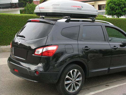 Tönungsfolie passgenau zugeschnitten und professionell montiert auf Nissan Qashqai+2 – Beispiel mit FVB Carbon Folie