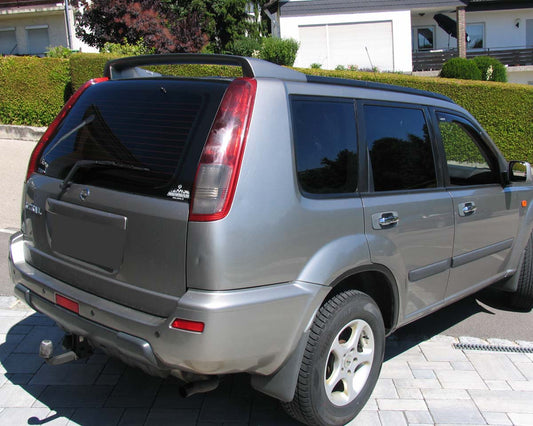 Tönungsfolie passgenau zugeschnitten und professionell montiert auf Nissan X-Trail – Beispiel mit FVB Carbon Folie