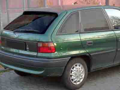 Tönungsfolie passgenau zugeschnitten und professionell montiert auf Opel Astra F 5-Türer – Beispiel mit FVB Carbon Folie