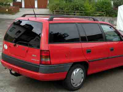 Tönungsfolie passgenau zugeschnitten und professionell montiert auf Opel Astra F Caravan – Beispiel mit FVB Carbon Folie