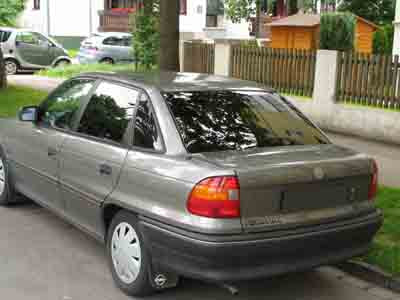 Tönungsfolie passgenau zugeschnitten und professionell montiert auf Opel Astra F Limousine – Beispiel mit FVB Carbon Folie