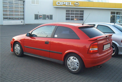 Tönungsfolie passgenau zugeschnitten und professionell montiert auf Opel Astra G 3-Türer – Beispiel mit FVB Carbon Folie