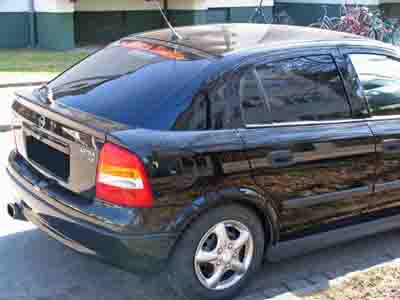 Tönungsfolie passgenau zugeschnitten und professionell montiert auf Opel Astra G 5-Türer – Beispiel mit FVB Carbon Folie