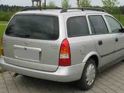 Tönungsfolie passgenau zugeschnitten und professionell montiert auf Opel Astra G Caravan – Beispiel mit FVB Carbon Folie