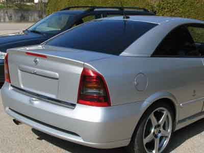 Tönungsfolie passgenau zugeschnitten und professionell montiert auf Opel Astra G Coupe – Beispiel mit FVB Carbon Folie