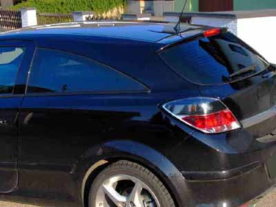 Tönungsfolie passgenau zugeschnitten und professionell montiert auf Opel Astra G GTC – Beispiel mit FVB Carbon Folie