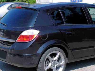 Tönungsfolie passgenau zugeschnitten und professionell montiert auf Opel Astra H 5-Türer – Beispiel mit FVB Carbon Folie
