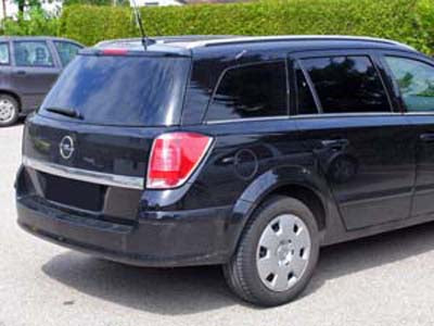 Tönungsfolie passgenau zugeschnitten und professionell montiert auf Opel Astra H Caravan – Beispiel mit FVB Carbon Folie