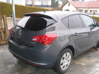 Tönungsfolie passgenau zugeschnitten und professionell montiert auf Opel Astra J 5-Türer – Beispiel mit FVB Carbon Folie