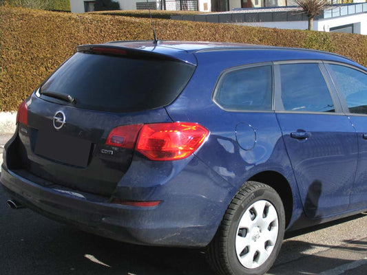 Tönungsfolie passgenau zugeschnitten und professionell montiert auf Opel Astra J Sports Tourer – Beispiel mit FVB Carbon Folie