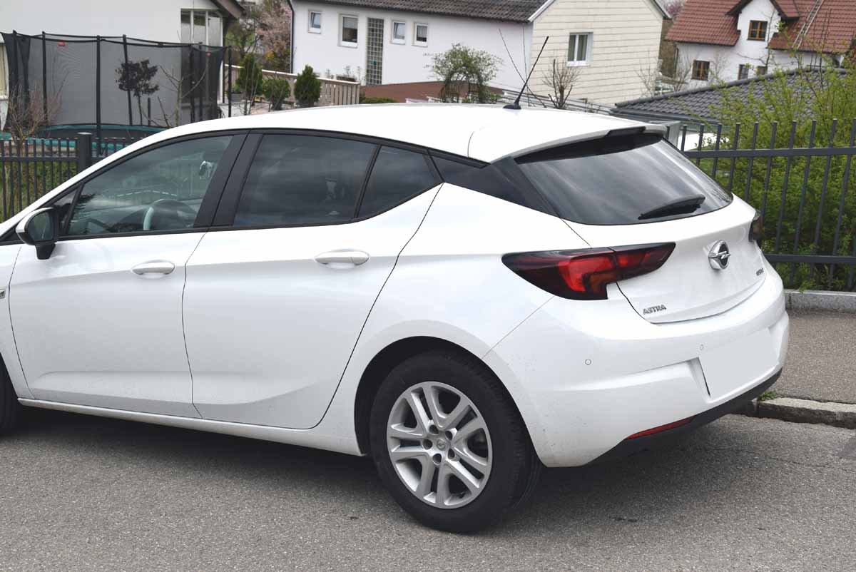 Tönungsfolie passgenau zugeschnitten und professionell montiert auf Opel Astra K 5-Türer – Beispiel mit FVB Carbon Folie