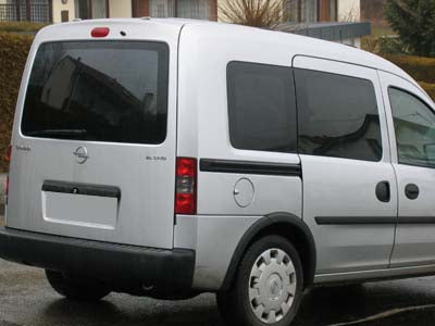 Tönungsfolie passgenau zugeschnitten und professionell montiert auf Opel Combo C – Beispiel mit FVB Carbon Folie