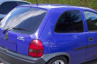 Tönungsfolie passgenau zugeschnitten und professionell montiert auf Opel Corsa B 3-Türer – Beispiel mit FVB Carbon Folie