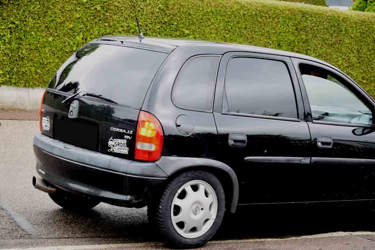 Tönungsfolie passgenau zugeschnitten und professionell montiert auf Opel Corsa B 5-türer – Beispiel mit FVB Carbon Folie