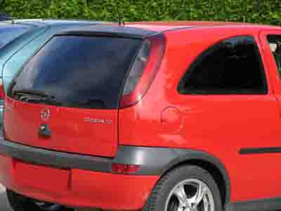 Tönungsfolie passgenau zugeschnitten und professionell montiert auf Opel Corsa C 3-Türer – Beispiel mit FVB Carbon Folie