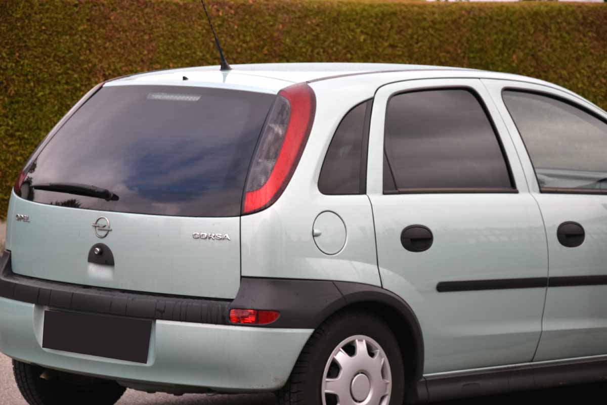 Tönungsfolie passgenau zugeschnitten und professionell montiert auf Opel Corsa C 5-Türer – Beispiel mit FVB Carbon Folie