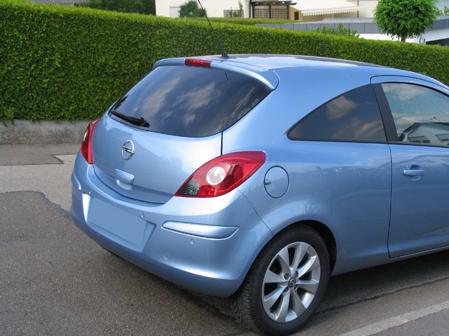 Tönungsfolie passgenau zugeschnitten und professionell montiert auf Opel Corsa D 3-Türer – Beispiel mit FVB Carbon Folie