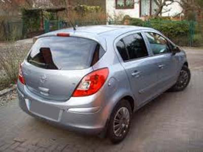 Tönungsfolie passgenau zugeschnitten und professionell montiert auf Opel Corsa D 5-Türer – Beispiel mit FVB Carbon Folie