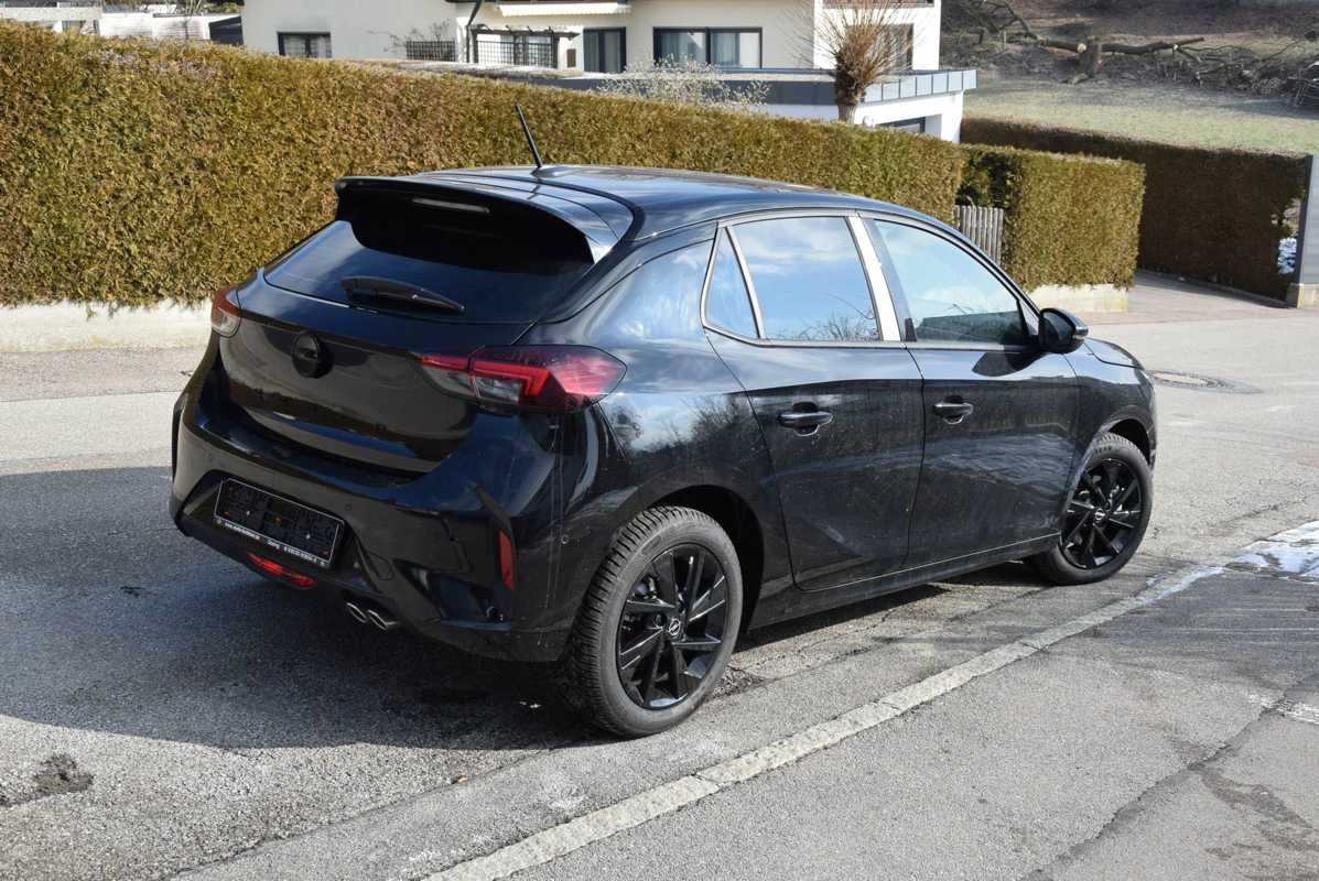 Tönungsfolie passgenau zugeschnitten und professionell montiert auf Opel Corsa F 5-Türer – Beispiel mit FVB Carbon Folie