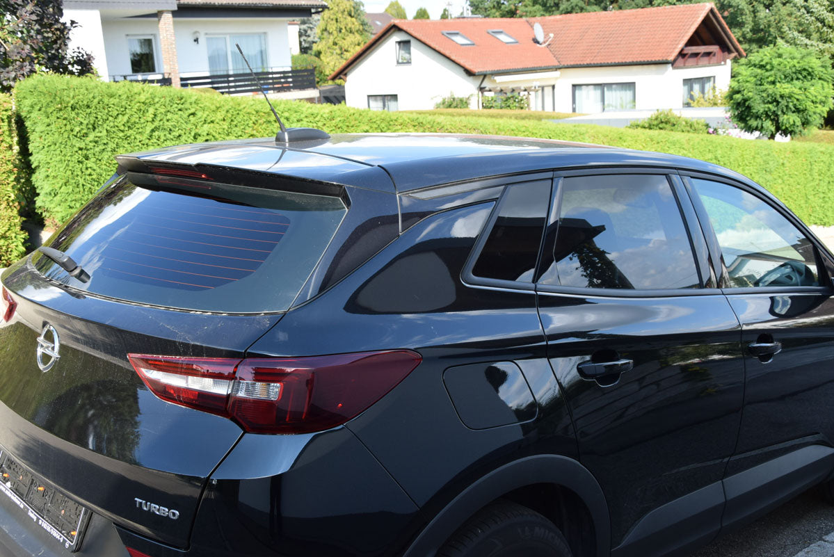 Tönungsfolie passgenau zugeschnitten und professionell montiert auf Opel Grandland X – Beispiel mit FVB Carbon Folie