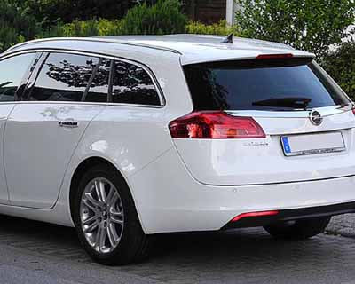 Tönungsfolie passgenau zugeschnitten und professionell montiert auf Opel Insignia A Sportstourer – Beispiel mit FVB Carbon Folie