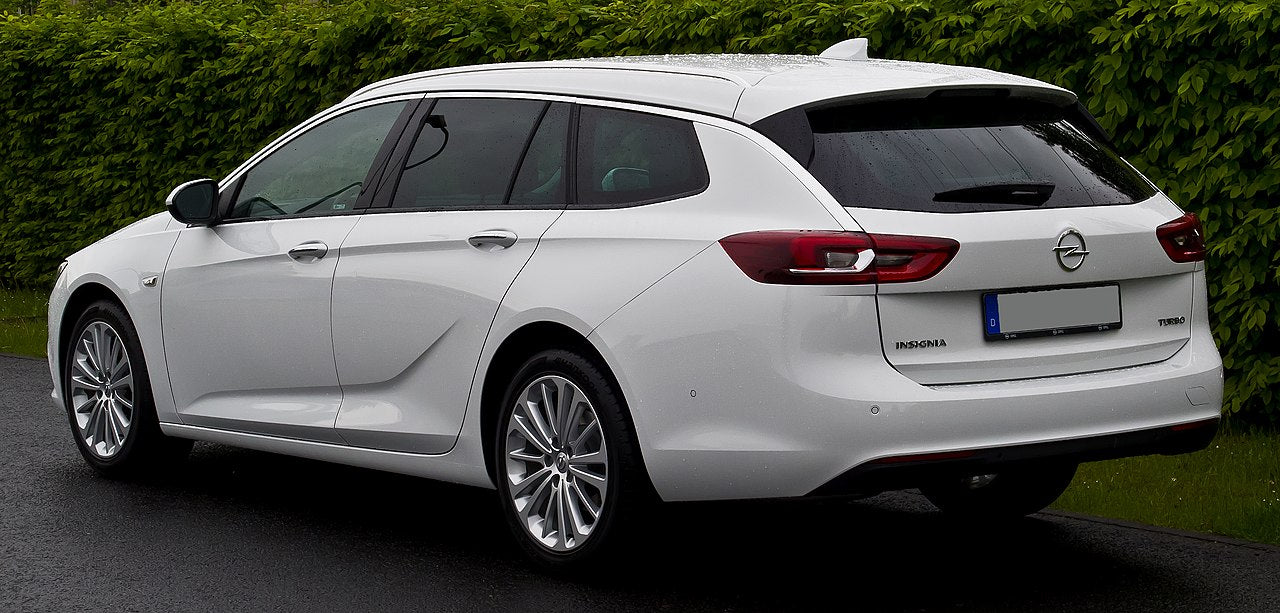 Tönungsfolie passgenau zugeschnitten und professionell montiert auf Opel Insignia B Sportstourer – Beispiel mit FVB Carbon Folie
