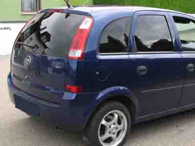 Tönungsfolie passgenau zugeschnitten und professionell montiert auf Opel Meriva A – Beispiel mit FVB Carbon Folie