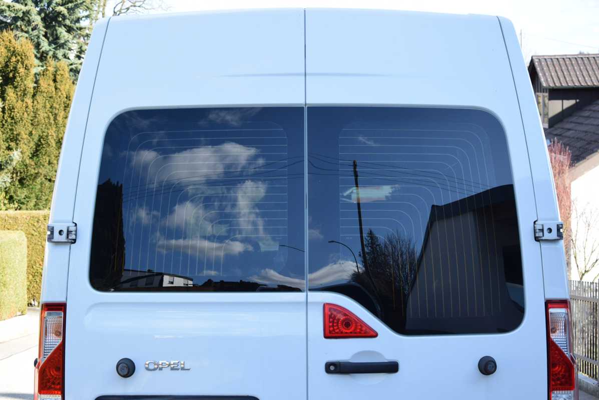 Tönungsfolie passgenau zugeschnitten und professionell montiert auf Opel Movano B Hecktüren – Beispiel mit FVB Carbon Folie