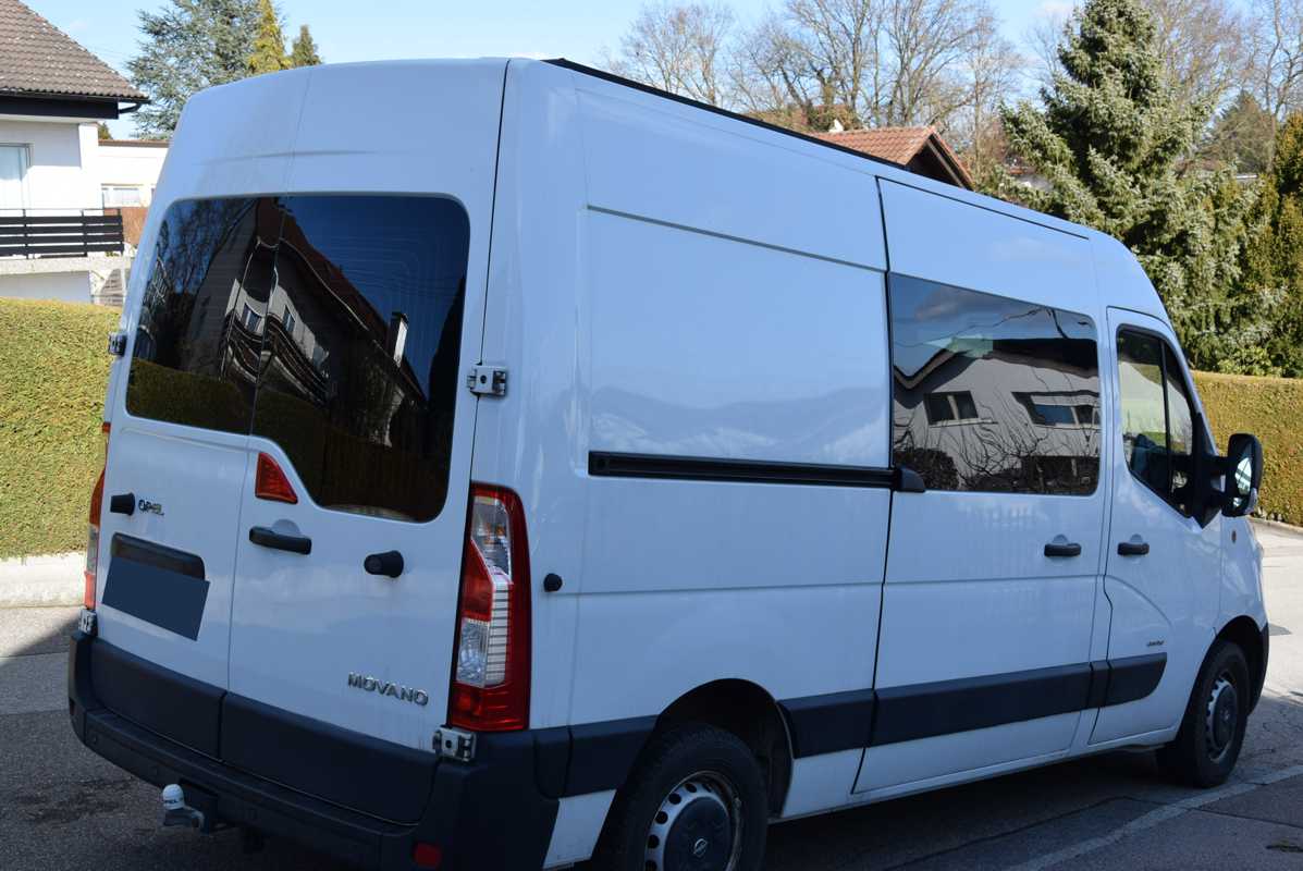 Tönungsfolie passgenau zugeschnitten und professionell montiert auf Opel Movano B Mixto – Beispiel mit FVB Carbon Folie