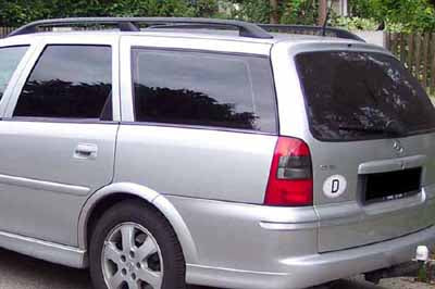Tönungsfolie passgenau zugeschnitten und professionell montiert auf Opel Vectra B Caravan – Beispiel mit FVB Carbon Folie