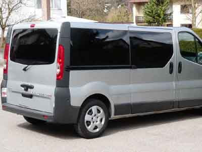 Tönungsfolie passgenau zugeschnitten und professionell montiert auf Opel Vivaro A lang – Beispiel mit FVB Carbon Folie