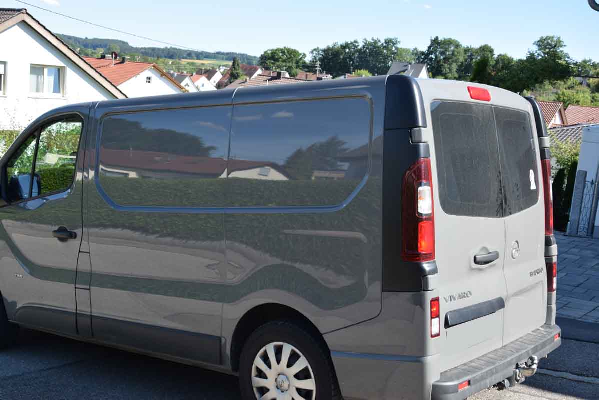 Tönungsfolie passgenau zugeschnitten und professionell montiert auf Opel Vivaro B DOKA 2 – Beispiel mit FVB Carbon Folie