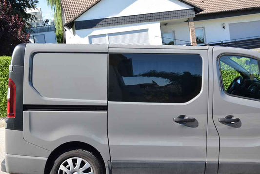 Tönungsfolie passgenau zugeschnitten und professionell montiert auf Opel Vivaro B DOKA 3 – Beispiel mit FVB Carbon Folie