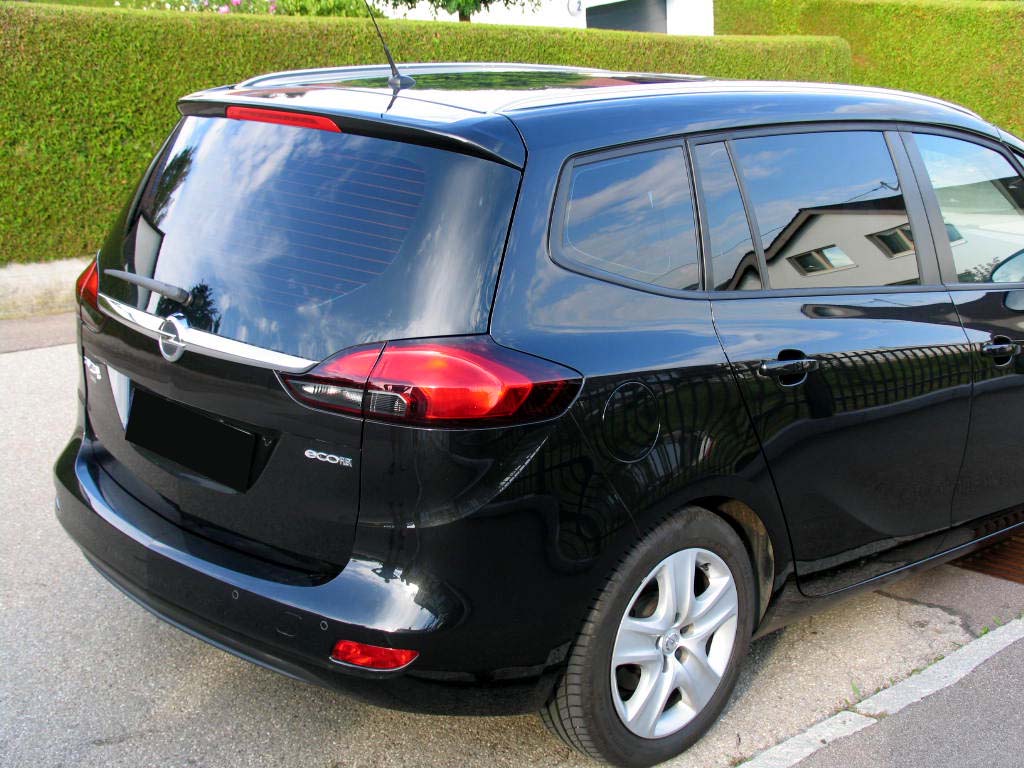 Tönungsfolie passgenau zugeschnitten und professionell montiert auf Opel Zafira Tourer C – Beispiel mit FVB Carbon